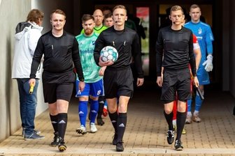 Junger Referee pfeift erstmals in einem großen Stadion - Einlauf im Steigerwaldstadion: Max Kluge (M.) leitete gemeinsam mit Christopher Fiebig (l.) und Nico Lorenz aus Dresden die Oberliga-Partie zwischen Rot-Weiß Erfurt und Blau-Weiß Zorbau. 