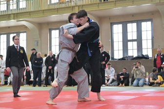 Junger Rodewischer fährt zur Deutschen Judomeisterschaft - Der Rodewischer Dennis Kondakov (rechts), hier im Kampf gegen den Crimmitschauer Leonhard Stöhr beim Männermannschaftsturnier des JC Crimmitschau, startet bei der Deutschen Meisterschaft.