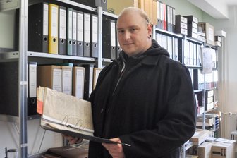 Junger Rossauer trägt sich in Ehrenbuch ein: Stefan Ritter und sein Einsatz für die Gemeinde - Stefan Ritter kennt und schätzt den Fundus an historischen Unterlagen im Archiv des Rossauer Geschichtsvereins.