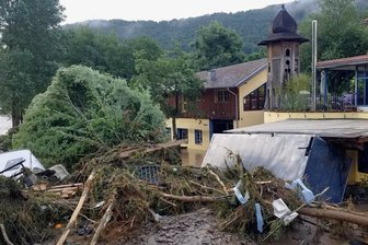 Junger Rützengrüner als "Ersthelfer" im Ahrtal - So sah das Grundstück der Familie Schug-Balzer unmittelbar nach der Flutkatastrophe aus: Das Wasser hatte den ersten Stock erreicht, bis heute ist das Mauerwerk nass. Die Eheleute mussten in die bisherige Ferienwohnung ganz oben umziehen. 