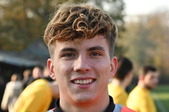 Junger Schiedsrichter aus Brand-Erbisdorf feiert unverhofft Debüt in Regionalliga - Erst Regionalliga, dann Kreispokal: Jordi Gartner hatte ein ereignisreiches Wochenende.