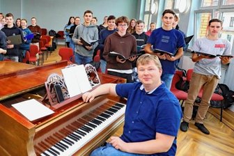 Junger Schulchor bereitet sich auf drei große Konzerte vor - Musiklehrerin Andrea Gralla (links) und der Glauchauer Musikwissenschaftler und Dirigent Michael Pauser (am Flügel) haben im Werdauer Gymnasium wieder einen Schulchor aus der Taufe gehoben.
