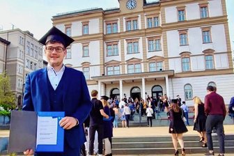 Junger Seelitzer unterliegt zur Bürgermeisterwahl − und hat trotzdem den Hut auf - Martin Kralapp aus Seelitz, im Vorjahr Bürgermeisterkandidat, hat in der vergangenen Woche an der Exmatrikulationsfeier der Hochschule Mittweida teilgenommen. 