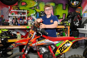 Junger Stammgast hofft auf seinen ersten Pokal - Kurt Bach beim Vorbereiten seiner Maschine.