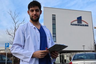 Junger Syrer arbeitet als Assistenzarzt in Werdau: „Ich habe jetzt zwei Heimaten“ - Am 15. Januar hat Mahmoud Issa in der Werdauer Pleißentalklinik in der Abteilung Innere Medizin seine Arbeit begonnen. Ein Studium hat der 27-Jährige bereits in seiner Heimat absolviert.