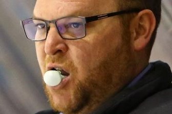 Junger Trainer steht vor seinem größten Erfolg - Chris Lee bearbeitet unter Stress seinen Kaugummi.