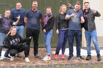 Junger Verein im Erzgebirge legt gleich mit einer Fest-Premiere los - Zur Gründung des Freizeitclubs standen Florian May, Annika Thiele, Kevin Schwind, Anton Schlegel, Regina Werner, Celine Kreutel, Patrick Neubert und Christopher Fiebig noch im leichten Flockenwirbel. Für das Sommerfest am nächsten Wochenende auf dem Elterleiner Markt hoffen sie natürlich auf bestes Wetter.