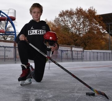 Junger Vogtländer spielt Eishockey in der Bayernliga - Sandy Sünderhauf spielt beim VER Selb in der U13-Mannschaft in der Bayernliga Eishockey. Im Winter nutzt er auch die Eisbahn im Freibad Elstergarten für lockere Trainingseinheiten. 
