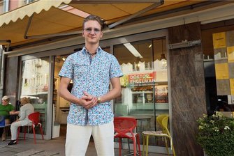 Junger Vogtländer übernimmt Traditionsbäckerei aus Zwickau und verbannt Weizen aus dem Sortiment - Julius Matthes vor der Hauptfiliale von "Doktor Engelmann" in Zwickau. 