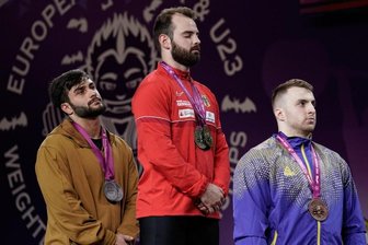 Junger Vogtländer wird U-23-Europameister: "Ich bin einfach ein Wettkampftyp" - Er ist der beste europäische Gewichtheber seiner Klasse: Raphael Friedrich (Mitte) schmückte sich in Bukarest mit Gold.