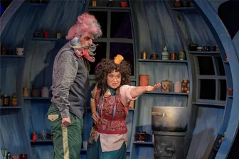 Junges Annaberger Theaterpublikum erlebt spannendes Abenteuer mit der Töpfchenhexe - Die Töpfchenhexe (r., Anna Bittner, mit Marvin Thiede) ist eine leidenschaftliche Sammlerin kleiner Töpfchen, die sie auf einem Regal aufbewahrt und jeden Montag liebevoll putzt.