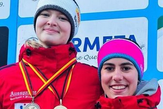 Junges Chemnitzer Rodelduo sorgt im Nachwuchs für Furore - Bei der Deutschen Meisterschaft der Jugend A standen die Rennrodlerinnen Luise Röder (links) und Maria Schneider vom ESV Lok Chemnitz im Doppelsitzer der Mädchen ganz oben auf dem Podest. Als jüngstes Duo verpassten die beiden Sächsinnen zudem nur knapp die Qualifikation für die Weltcupserie ihrer Altersklasse.