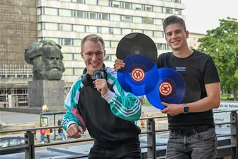 Junges DJ-Duo startet neue Veranstaltungsreihe in Chemnitz - Im Pentagon in der Chemnitzer Innenstadt wird es am Freitag, den 22. September, laut: Die beiden DJs Lennard Grundmann (links) und Philipp Preißler verwandeln das Veranstaltungszentrum für mehrere Stunden in einen Club. Sie wollen der jüngeren Generation ermöglichen, das Nacht- und Clubleben kennenzulernen.