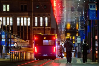 Junges Duo belästigt in Chemnitzer Linienbus 19-Jährige sexuell - An der Zentralhaltestelle schnappte die Polizei einen der Verdächtigen.