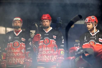 In der Saison 2020/21 gehörte Valentino Weißgerber (Mitte) schon einmal zum Kader der Eispiraten Crimmitschau. Damals hielt sich das ETC-Eigengewächs in der Heimat fit, weil der Spielbetrieb bei seinem U-20-Team der Kölner Haie aufgrund der Coronapandemie ruhte. 