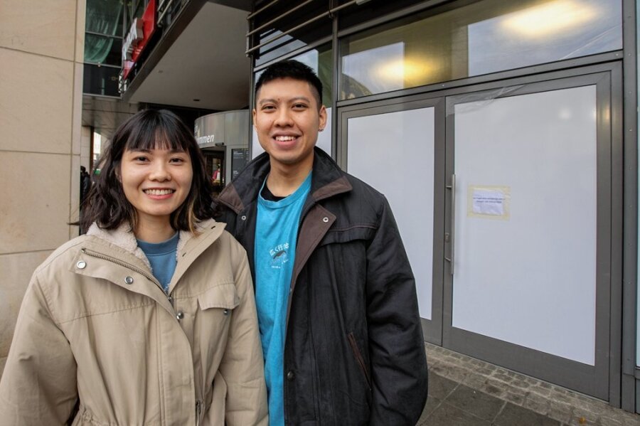 Junges Ehepaar eröffnet bald Laden in der Plauener Stadt-Galerie - Thi Thanh Huyen Nguyen und Hoang Phi Long Phan vor ihrem neuen, noch geschlossenen Laden in der Stadt-Galerie.