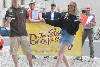 Junges Gespann hat die 50-er im Blut - Das junge Trainerteam Eric Eckelmann und Elisa Auerbach vom Kleinwaltersdorfer SV wurde mit dem Nachwuchsförderpreis der Sparkasse Mittelsachsen, übergeben von Vorstand Dirk Helbig (M.), geehrt. 