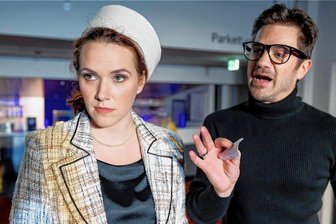 Junges Paar in alter Ehe: "Das musikalische Himmelbett" hat in Zwickau Premiere - Christina Maria und André Gass als Ehepaar Agnes und Michael im Mini-Musical-Klassiker "Das musikalische Himmelbett".