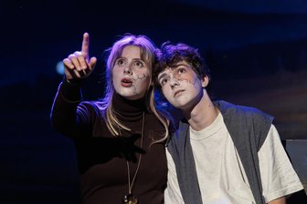 Junges Theater im Erzgebirge: Spielclub zeigt deutschsprachige Erstaufführung - Johanna Fiedler und Griffin Weiß sind Theaternachwuchs im Spielclub „Backstage“.