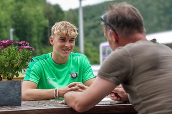 Junges Veilchen macht Karriereschritt: 16-Jähriger in U17-Nationalmannschaft berufen - Domenic Köppel im Gespräch mit FCE-Pressesprecher Lars Töffling.