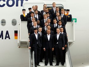 Jungfernflug zum vierten Stern - Die Nationalmannschaft macht sich auf den Weg nach Südafrika