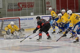 Jungfüchse lassen an Wölfen ihren Frust aus: Faustkampf statt Eishockey - Die Schönheider Wölfe um Kamil Hajsman (Mitte) belagerten den Kasten der Jungfüchse im zweiten und dritten Drittel fast dauerhaft. Das 15:0 nahmen nicht alle Gästespieler sportlich auf.
