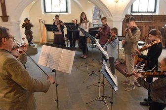 Jungmusiker zeigen ausgeprägte Spiellaune - In der Bergkirche in Annaberg ist am Sonnabend das traditionelle Frühlingskonzert der Kreismusikschule Erzgebirge über die Bühne gegangen. Den Auftakt vollzog das Kleine Orchester unter Leitung von Achim Gerber (l.).