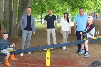 Jungs weihen Wippe ein - 