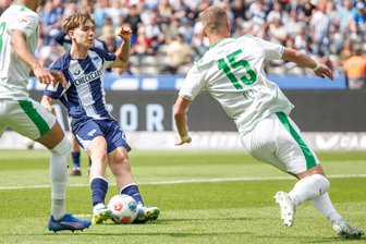 Jungstar Eichhorn verlässt Hertha in Richtung Leverkusen - Kennet Eichhorn (Mitte) stieg mit dem Tor gegen Fürth zum jüngsten Torschützen der 2. Liga auf. (Archivbild)