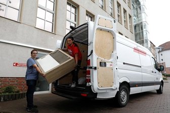 Jungunternehmer aus Bayern zieht in Hohenstein-Ernstthaler Stadtpassage - Andreas Schneider (l.) und Daniel Cyraick entladen Möbel an der Stadtpassage. Im alten Sparmarkt zieht wieder ein Geschäft ein.