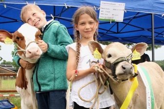 Jungzüchter führen ihre schönsten Tiere vor - In der Gesamtbewertung rangierte Franz Nieghorn mit Kalb Franziska hinter Schulfreundin Ida Zimmermann mit Kalb Eselchen. 