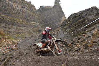 Junioren aus dem Erzgebirge beenden Enduro-DM auf dem Bronzerang - Die Lavasandgrube stellte auch für Pascal Sadecki eine beeindruckende Kulisse dar, die sich Geländefahrern nicht allzu oft bietet.