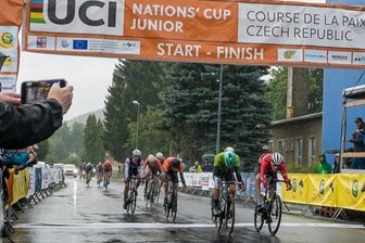 Junioren-Friedensfahrt in Olbernhau: Talente auf den Spuren von Täve Schur - Im Vorjahr sicherte sich der Norweger Per Strand Hagenes (rechts) bei strömendem Regen den Sieg im Olbernhauer Zielsprint. 