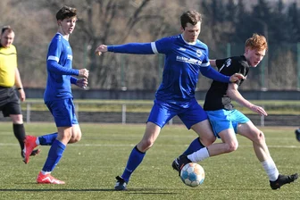 Junioren von Barkas Frankenberg kämpfen sich im mittelsächsischen Duell zurück - Felix Großöhme (r.) von der SpG Penig/Herrenhaide/Hartmannsdorf, hier im Zweikampf mit dem Frankenberger Lennart Lorenz, brachte die Spielgemeinschaft zunächst in Führung.