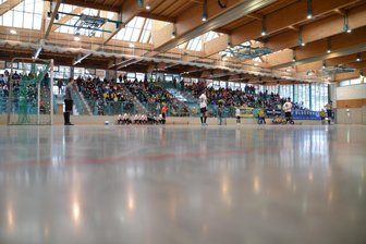 Juniorenfußballer kicken in Annaberg-Buchholz um Pokale und für den guten Zweck - In der Silberlandhalle rollt am ganzen Wochenende der Ball.