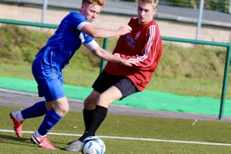 Juniorenfußballer mit hohen Siegen, aber auch derben Klatschen - Ben Morgenstern (l.) und die A-Junioren des SV Barkas Frankenberg musste sich gegen Fortuna Langenau mit einem Unentschieden zufrieden geben.