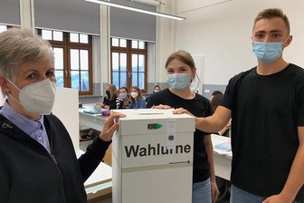Juniorenwahl in Schwarzenberg: Würden Schüler wie ihre Eltern stimmen? - Die Juniorwahl im Bertolt-Brecht-Gymnasium Schwarzenberg: die Pädagogin Barbara Tennert sowie die Schüler Emma und Fynn.