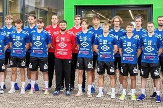 Juniorteam verjüngt sich weiter - Traditioneller Fototermin in Schwarzenberg: In dieser Formation geht das Auer Juniorteam in die neue Saison.