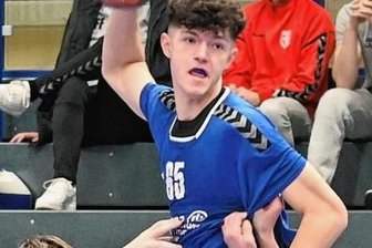 Juniorteam verteilt graue Haare gleich büschelweise - Tore im Dutzend steuerte Aues Maurice Kriegel zum 31:28-Sieg des EHV-Juniorteams bei Koweg Görlitz bei.