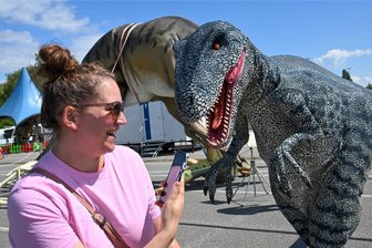 Jurassic-Freizeitpark in Chemnitz: Das sagen die Besucher zur Dinosaurier-Ausstellung - Nicht nur die Kinder haben Respekt, wenn ein zwei Meter großer T-Rex auf sie zukommt. Im Jurassic-Freizeitpark an der Chemnitzer Messe passiert das einmal pro Stunde.