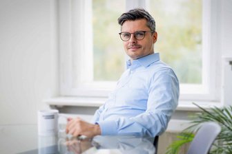 Jurist über Meta-Konzern: Krasser als die Stasi, aber profitorientiert - Die Kanzlei von Rechtsanwalt Max Baumeister hat in dieser Woche am Oberlandesgericht Dresden weitreichende Urteile gegen den Facebook-Konzern Meta erwirkt.