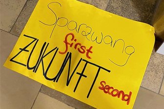 Juristen prüfen Vorgehen des Chemnitzer Jugendamts bei Kürzungsplänen - Auf einem der Flure des Chemnitzer Rathauses: Protestplakat gegen die geplanten Kürzungen in der Jugendhilfe.