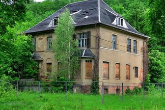 Jury-Entscheid zur KZ-Gedenkstätte stößt auf Kritik - Die verfallene Kommandantenvilla im ehemaligen KZ Sachsenburg.