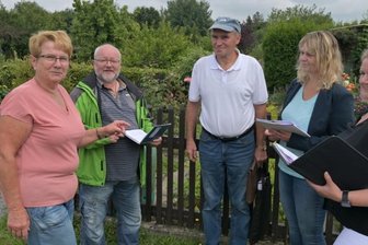 Jury nimmt erzgebirgische Kleingartenvereine unter die Lupe - Beim Vor-Ort-Termin in Eibenstock (v. l.): Mechthild Bley, Vorsitzende des Kleingartenvereins "Am Sonneneck", Steffen Reichert vom Umweltamt des Erzgebirgskreises, Hans-Jürgen Sroka, Vorsitzender des Regionalverbands Erzgebirge der Kleingärtner, Grit Keßler aus dem Kreisverband der Kleingärtner Schwarzenberg, und Nicole Rehm, Geschäftsführerin des Kreisverbands Aue-Stollberg der Kleingärtner. 