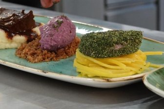 Jurymitglieder lassen sich Rinderzunge schmecken - Es ist angerichtet - Guten Appettit! 