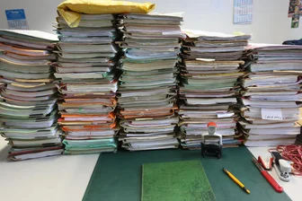 Justiz hat Digitalisierung verschlafen - Bei den Staatsanwaltschaften stapeln sich die Akten. Manche Probleme sind hausgemacht.