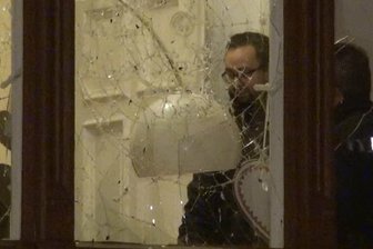 Justizminister entgeht nur knapp einer Tragödie - SebastianGemkow Sebastian Gemkow - Sachsens Justizminister Sebastian Gemkow (Mitte) in der Tatnacht in seiner Wohnung im Gespräch mit Polizisten.