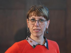 Justizministerin: Corona-App nur auf freiwilliger Basis -  
          Katja Meier (Bündnis90/Die Grünen), Justizministerin von Sachsen, schaut in die Kamera.