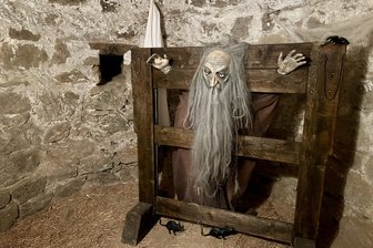 Justiztag im Erzgebirge: Gruselmomente ganz ohne Halloween am Originalschauplatz - Im Verlies von Schloss Schwarzenberg steht nun auch ein Pranger.
