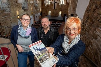 Justus Frantz wird in Plauen beim Festkonzert zum Stadtjubiläum auftreten - Der neue Veranstaltungsplan für den Komturhof ist druckfrisch: Vereinsvorsitzende Claudia Wolfram (links), Andreas Dick und Schatzmeisterin Renate Wünsche, freuen sich, dass es bald losgeht.